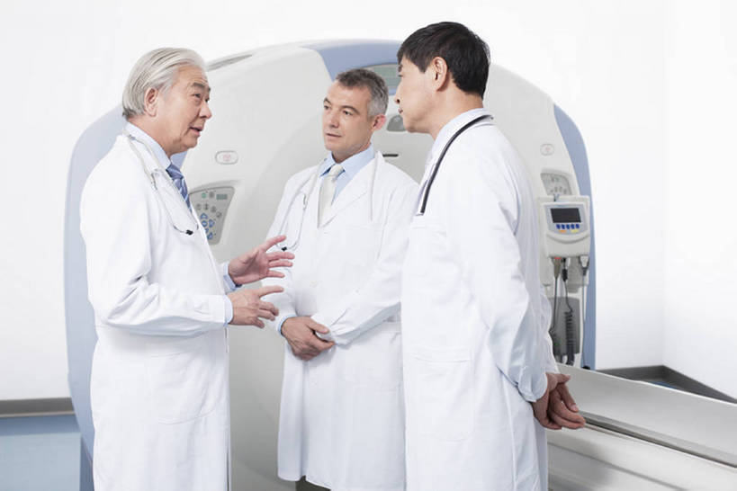 东方人,西方人,成年人,中年人,老年人,三个人,医生,办公室,医院,横图,x光片,室内,侧面,工作服,制服,讨论,成功,合作,团队,信心,计划,机器,技术,北京,欧洲,中国,欧洲人,亚洲,正装,检查,工作,分析,辐射,科学,医学,器材,放射,设备,现代,白色,听诊器,医疗用品,站着,医护人员,医疗人员,职业,面对面,机械,规划,力量,亲密,服务,摄影,技巧,支撑,权威,体检,医疗,医疗设备,卫生,科学技术,x射线,解释,成就,努力,手艺,医疗器械,x光,核磁共振,医疗工具,合伙,挑战,拜访,东亚,核磁共振成像,实验服,陪同,CAT扫描仪,MRI扫描仪,策略,可靠,磁共振成像,核磁共振技术,工作制服,责任,无线电波,贡献,技能,技艺,陪伴,解决,检测工具,认真,团结,信任,老年男性,男人,男性,白种人,亚洲人,中国人,大夫,沟通,说话,彩图,工作套服,计算机X射线轴向分层造影扫描仪,计算机轴向断层扫描,平板扫描仪,妙技,院长,电磁波,电磁辐射,本领,PET扫描仪,放射疗法,体格检查,伴随,专家,bj175