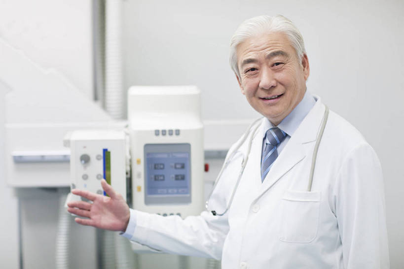 东方人,成年人,老年人,一个人,医生,办公室,医院,笑,微笑,露齿笑,横图,x光片,室内,正面,工作服,制服,快乐,幸福,成功,信心,机器,技术,北京,中国,亚洲,仅一个男性,仅一个人,正装,检查,工作,辐射,科学,医学,器材,放射,注视,设备,现代,白色,听诊器,医疗用品,观察,看,手势,站着,仅一个老年男性,医护人员,医疗人员,职业,机械,力量,服务,摄影,介绍,观看,技巧,支撑,权威,体检,察看,检测,医疗,医疗设备,卫生,科学技术,x射线,享乐,成就,关注,努力,肖像,出示,手艺,医疗器械,x光,医疗工具,东亚,实验服,控制面板,CAT扫描仪,可靠,工作制服,无线电技术,责任,无线电波,贡献,检测器,技能,技艺,检测工具,信任,老年男性,男人,男性,亚洲人,中国人,大夫,半身,彩图,工作套服,欢乐,计算机X射线轴向分层造影扫描仪,计算机轴向断层扫描,妙技,院长,x射线衍射,x射线衍射仪,射线检测器,打手势,电磁波,电磁辐射,本领,放射疗法,体格检查,bj175