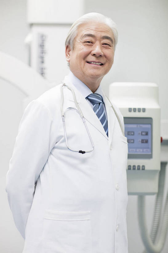 东方人,成年人,老年人,一个人,医生,办公室,医院,笑,微笑,露齿笑,竖图,x光片,室内,正面,工作服,制服,快乐,幸福,成功,信心,机器,技术,北京,中国,亚洲,仅一个男性,仅一个人,正装,检查,工作,辐射,科学,医学,器材,放射,注视,设备,现代,白色,听诊器,医疗用品,观察,看,站着,仅一个老年男性,医护人员,医疗人员,职业,机械,力量,服务,摄影,观看,技巧,支撑,权威,体检,察看,检测,医疗,医疗设备,卫生,科学技术,x射线,享乐,成就,关注,努力,肖像,手艺,医疗器械,x光,医疗工具,东亚,实验服,控制面板,CAT扫描仪,可靠,工作制服,无线电技术,责任,无线电波,贡献,检测器,技能,技艺,检测工具,信任,老年男性,男人,男性,亚洲人,中国人,大夫,半身,彩图,工作套服,欢乐,计算机X射线轴向分层造影扫描仪,计算机轴向断层扫描,妙技,院长,x射线衍射,x射线衍射仪,射线检测器,电磁波,电磁辐射,本领,放射疗法,体格检查,bj175