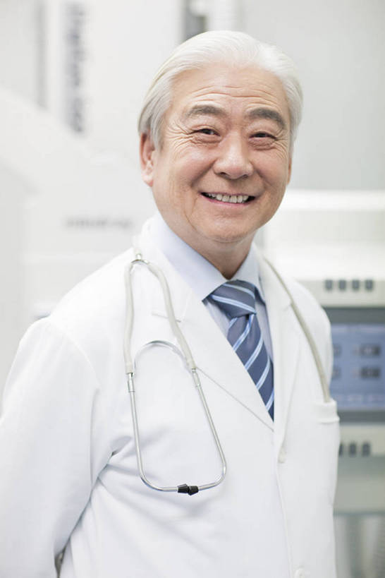 东方人,成年人,老年人,一个人,医生,办公室,医院,笑,微笑,露齿笑,竖图,x光片,室内,正面,工作服,制服,快乐,幸福,成功,信心,机器,技术,北京,中国,亚洲,仅一个男性,仅一个人,正装,检查,工作,辐射,科学,医学,器材,放射,注视,设备,现代,白色,听诊器,医疗用品,观察,看,站着,仅一个老年男性,医护人员,医疗人员,职业,机械,力量,服务,摄影,观看,技巧,支撑,权威,体检,察看,检测,医疗,医疗设备,卫生,科学技术,x射线,享乐,成就,关注,努力,肖像,手艺,医疗器械,x光,医疗工具,东亚,实验服,控制面板,CAT扫描仪,可靠,工作制服,无线电技术,责任,无线电波,贡献,检测器,技能,技艺,检测工具,信任,老年男性,男人,男性,亚洲人,中国人,大夫,半身,彩图,工作套服,欢乐,计算机X射线轴向分层造影扫描仪,计算机轴向断层扫描,妙技,院长,x射线衍射,x射线衍射仪,射线检测器,电磁波,电磁辐射,本领,放射疗法,体格检查,bj175