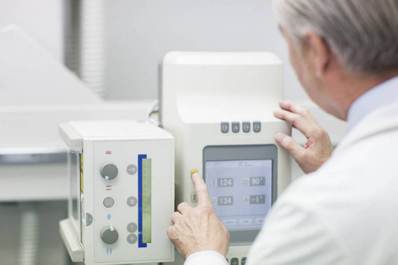 东方人,成年人,老年人,脸,头,脸颊,一个人,医生,办公室,医院,推,横图,x光片,室内,工作服,制服,成功,机器,技术,北京,中国,亚洲,仅一个男性,仅一个人,正装,检查,工作,辐射,科学,医学,器材,放射,设备,现代,肩膀,背面,白色,按钮,听诊器,医疗用品,站着,仅一个老年男性,医护人员,医疗人员,职业,机械,力量,服务,摄影,查看,技巧,支撑,控制,权威,体检,检测,医疗,医疗设备,卫生,专心,科学技术,操作,x射线,成就,努力,手艺,医疗器械,x光,医疗工具,东亚,实验服,控制面板,CAT扫描仪,可靠,工作制服,无线电技术,责任,无线电波,贡献,检测器,技能,技艺,检测工具,认真,信任,老年男性,男人,男性,亚洲人,中国人,头部,脸部,脸蛋,面部,大夫,彩图,工作套服,计算机X射线轴向分层造影扫描仪,计算机轴向断层扫描,妙技,院长,x射线衍射,x射线衍射仪,射线检测器,电磁波,电磁辐射,本领,放射疗法,体格检查,bj175