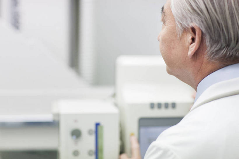 东方人,成年人,老年人,脸,头,脸颊,一个人,医生,办公室,医院,推,横图,x光片,室内,工作服,制服,成功,机器,技术,北京,中国,亚洲,仅一个男性,仅一个人,正装,检查,工作,辐射,科学,医学,器材,放射,设备,现代,肩膀,背面,白色,按钮,听诊器,医疗用品,站着,仅一个老年男性,医护人员,医疗人员,职业,机械,力量,服务,摄影,查看,技巧,支撑,控制,权威,体检,检测,医疗,医疗设备,卫生,专心,科学技术,操作,x射线,成就,努力,手艺,医疗器械,x光,医疗工具,东亚,实验服,控制面板,CAT扫描仪,可靠,工作制服,无线电技术,责任,无线电波,贡献,检测器,技能,技艺,检测工具,认真,信任,老年男性,男人,男性,亚洲人,中国人,头部,脸部,脸蛋,面部,大夫,彩图,工作套服,计算机X射线轴向分层造影扫描仪,计算机轴向断层扫描,妙技,院长,x射线衍射,x射线衍射仪,射线检测器,电磁波,电磁辐射,本领,放射疗法,体格检查,bj175