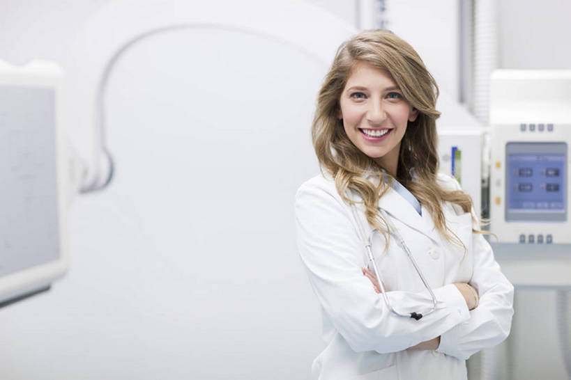 西方人,成年人,中年人,一个人,医生,办公室,医院,笑,双手交叉,微笑,露齿笑,横图,x光片,室内,正面,工作服,制服,快乐,幸福,热情,成功,信心,机器,技术,北京,欧洲,中国,欧洲人,亚洲,仅一个女性,仅一个人,正装,检查,工作,辐射,科学,医学,器材,放射,注视,设备,现代,白色,医疗用品,观察,看,站着,仅一个中年女性,医护人员,医疗人员,职业,机械,力量,服务,摄影,观看,技巧,支撑,权威,体检,察看,检测,医疗,医疗设备,卫生,科学技术,x射线,双手抱胸,享乐,成就,关注,努力,肖像,手艺,医疗器械,x光,医疗工具,拜访,东亚,实验服,控制面板,CAT扫描仪,可靠,工作制服,无线电技术,责任,无线电波,贡献,检测器,技能,技艺,检测工具,信任,女人,女性,中年女性,白种人,大夫,半身,彩图,工作套服,欢乐,计算机X射线轴向分层造影扫描仪,计算机轴向断层扫描,妙技,x射线衍射,x射线衍射仪,射线检测器,电磁波,电磁辐射,本领,放射疗法,体格检查,bj175