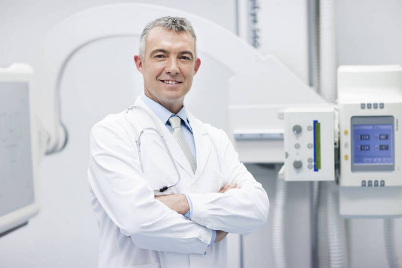 西方人,成年人,中年人,老年人,一个人,医生,办公室,医院,笑,双手交叉,微笑,露齿笑,横图,x光片,室内,正面,工作服,制服,快乐,幸福,成功,信心,机器,技术,北京,欧洲,中国,欧洲人,亚洲,仅一个男性,仅一个人,仅一个中年男性,正装,检查,工作,辐射,科学,医学,器材,放射,注视,设备,现代,白色,医疗用品,观察,看,站着,医护人员,医疗人员,职业,机械,力量,服务,摄影,观看,技巧,支撑,权威,体检,察看,检测,医疗,医疗设备,卫生,科学技术,x射线,双手抱胸,享乐,成就,关注,努力,肖像,手艺,医疗器械,x光,医疗工具,拜访,东亚,实验服,控制面板,CAT扫描仪,可靠,工作制服,无线电技术,责任,无线电波,贡献,检测器,技能,技艺,检测工具,信任,老年男性,男人,男性,中年男性,白种人,大夫,半身,彩图,工作套服,欢乐,计算机X射线轴向分层造影扫描仪,计算机轴向断层扫描,妙技,x射线衍射,x射线衍射仪,射线检测器,电磁波,电磁辐射,本领,放射疗法,体格检查,bj175