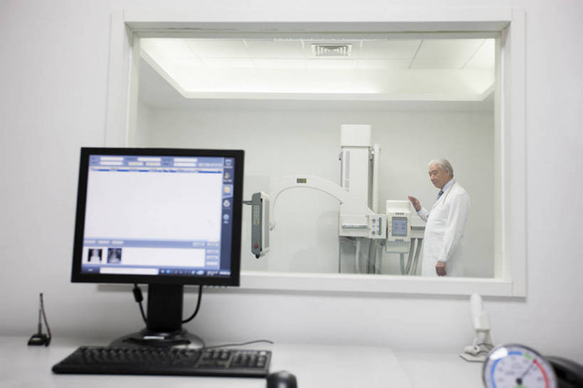 东方人,成年人,老年人,一个人,医生,办公室,医院,横图,x光片,室内,侧面,工作服,制服,成功,信心,机器,显示器,技术,窗户,杯子,北京,中国,亚洲,仅一个男性,仅一个人,检查,辐射,科学,医学,器材,放射,设备,现代,玻璃制品,水杯,听诊器,医疗用品,观察,站着,仅一个老年男性,医护人员,医疗人员,职业,机械,力量,服务,摄影,查看,技巧,支撑,中央处理器,控制,权威,体检,察看,检测,医疗,医疗设备,卫生,科学技术,操作,x射线,调查,成就,努力,手艺,医疗器械,x光,医疗工具,监控,监视,考察,东亚,控制面板,控制室,监控设备,CAT扫描仪,可靠,工作制服,无线电技术,责任,观测,视察,无线电波,监控设置,监控装备,贡献,检测器,技能,技艺,检测工具,信任,计算机,老年男性,男人,男性,亚洲人,中国人,大夫,玻璃杯,半身,彩图,工作套服,计算机X射线轴向分层造影扫描仪,计算机轴向断层扫描,妙技,x射线衍射,x射线衍射仪,射线检测器,电磁波,电磁辐射,本领,放射疗法,体格检查,bj175