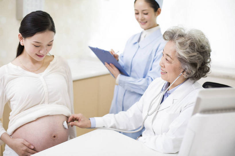 东方人,成年人,中年人,老年人,孕妇,腹部,三个人,医生,病人,医院,笑,微笑,露齿笑,横图,室内,白天,侧面,工作服,制服,快乐,幸福,热情,技术,北京,中国,亚洲,正装,检查,听,休闲装,笔记本,听诊器,医护人员,医疗人员,职业,健康,面对面,怀孕,亲密,摄影,生长,查看,技巧,希望,保护,体检,胎儿,待产,关爱,努力,手艺,妇产科,合伙,东亚,实验服,陪同,妊娠,准妈妈,工作制服,责任,技能,技艺,陪伴,开端,信任,老年女性,年轻女性,女人,女性,中年女性,亚洲人,中国人,年轻人,产妇,大夫,坐着,半身,彩图,工作套服,妙技,病历,病历卡,本领,体格检查,伴随,妇产科医生,诊疗室,bj175