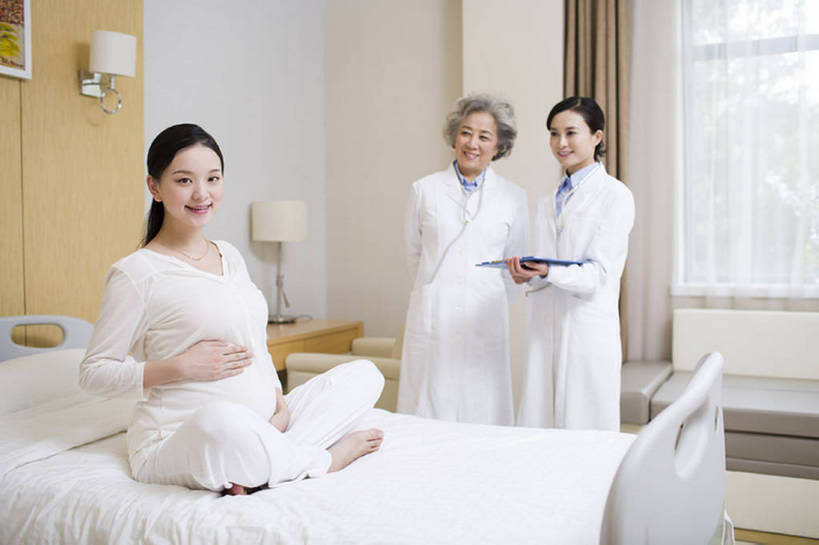 东方人,成年人,中年人,老年人,孕妇,腹部,三个人,医生,病人,医院,坐,笑,盘腿,微笑,露齿笑,横图,室内,白天,正面,工作服,制服,快乐,幸福,热情,合作,团队,技术,窗户,床,北京,中国,亚洲,握,准备,检查,工作,注视,休闲装,现代,笔记本,听诊器,医疗用品,观察,看,医护人员,医疗人员,职业,舒服,怀孕,放松,亲密,服务,握着,摄影,报告,观看,技巧,保护,写字板,体检,察看,医疗,胎儿,享乐,待产,病房,关爱,关注,肖像,手艺,妇产科,合伙,东亚,实验服,陪同,可靠,妊娠,准妈妈,工作制服,责任,技能,技艺,陪伴,开端,信任,老年女性,女人,女性,中年女性,亚洲人,中国人,产妇,大夫,触摸,盘腿而坐,盘膝,盘着腿的,盘着腿坐,双腿交叉,坐着,彩图,全身,工作套服,欢乐,妙技,病历,病历卡,本领,好消息,体格检查,伴随,妇产科医生,bj175