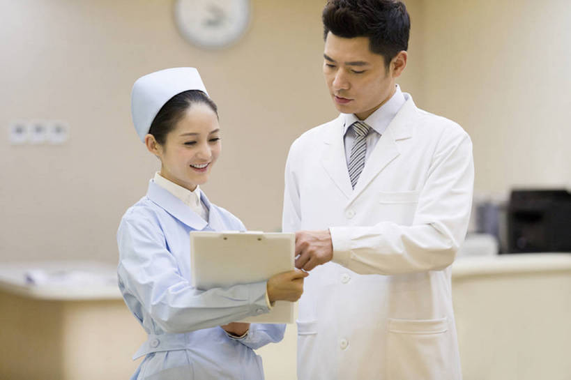 东方人,成年人,中年人,两个人,医生,护士,医院,笑,微笑,露齿笑,横图,室内,白天,正面,制服,讨论,快乐,幸福,热情,合作,团队,技术,北京,中国,亚洲,正装,笔记本,站着,医护人员,医疗人员,职业,亲密,摄影,指导,技巧,协助,卫生,关爱,努力,出示,手艺,合伙,东亚,实验服,陪同,技能,技艺,陪伴,信任,男人,男性,年轻女性,女人,女性,中年男性,亚洲人,中国人,年轻人,大夫,沟通,说话,半身,彩图,建议,妙技,病历,本领,伴随,bj175