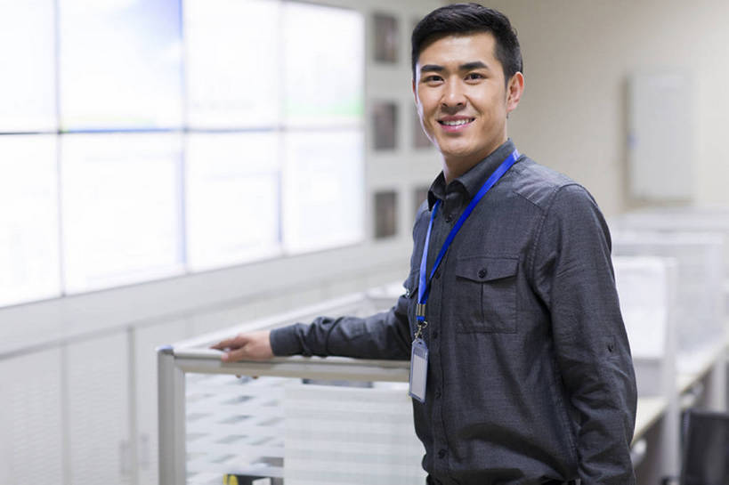 东方人,成年人,一个人,商务人士,商务男性,办公室,笑,微笑,露齿笑,横图,室内,正面,衬衫,商务,快乐,幸福,热情,信心,技术,储藏室,北京,中国,亚洲,仅一个男性,仅一个人,套装,正装,现代,仅一个年轻男性,站着,职业,服务,工业,摄影,技巧,照亮,企业,公司,手艺,商务装,工薪阶层,东亚,控制室,胸卡,技能,技艺,男人,男性,年轻男性,亚洲人,中国人,年轻人,白领,上班族,电子商务,技术员,半身,彩图,衬衣,妙技,办公室职员,本领,网络安全防护,操作员,程序员,bj175