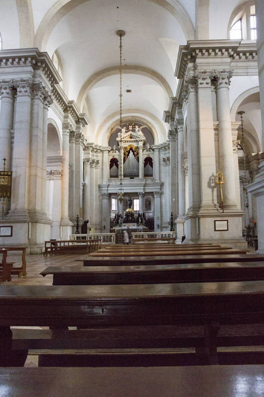 无人,教堂,竖图,室内,白天,旅游,度假,名胜古迹,天花板,标志建筑,地标,建筑,椅子,意大利,欧洲,威尼斯,屋顶,建筑群,过道,古典,历史,娱乐,建设,传统,享受,休闲,放松,摄影,宗教,旧的,古典风格,远古,意大利文化,欧洲文化,古代文明,灵性,圣玛丽教堂,彩图,旅行,大教堂,传统文化,建筑结构,bj175