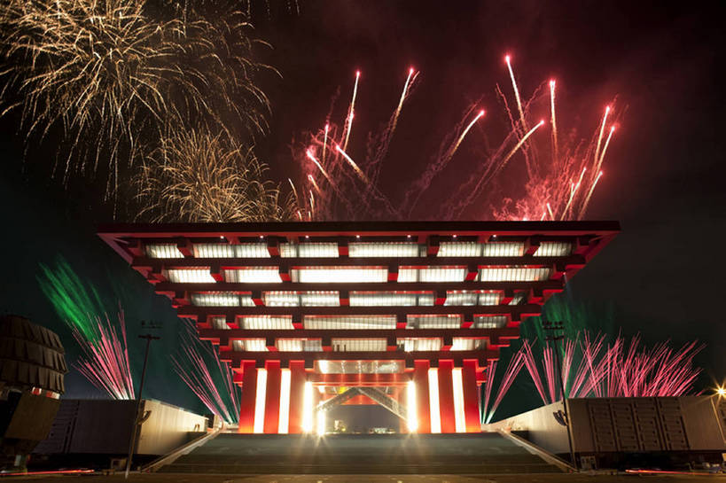 无人,博物馆,横图,室外,夜晚,聚会,旅游,度假,兴奋,幸福,数码,科技,建筑,上海,中国,阴影,庆祝,网络,火焰,光亮,高光,几何,计算机图形,合成,娱乐,数码合成,灯,天空,焰火,享受,休闲,上海世博会,放松,摄影,照亮,电脑合成图,数码合成图,昏暗,合成图,中国文化,中国馆,东亚,世界博览会,开幕式,开端,彩图,bj175