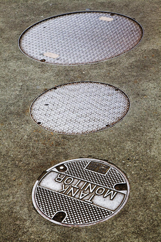 无人,竖图,室外,白天,街道,华盛顿,美国,一排,覆盖,整齐,圆形,人行道,排列,三个,摄影,保护,队列,西雅图,彩图,检修口,bj175