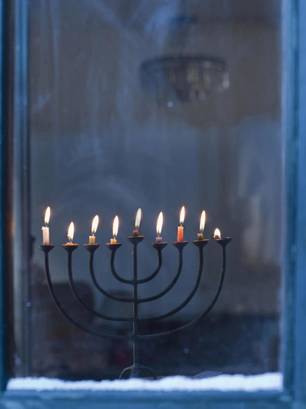 无人,竖图,特写,窗户,蜡烛,玻璃,以色列,火焰,烛台,窗台,摄影,宗教,照亮,犹太教,光明节,犹太教灯台,犹太教九灯烛台,再献圣殿节灯台,彩图,bj175