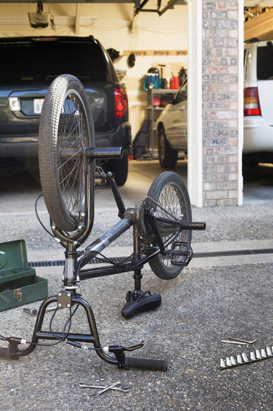 无人,竖图,室外,白天,车库,自行车,汽车,华盛顿,美国,工具,车轮,摄影,修理,颠倒,彩图,bj175