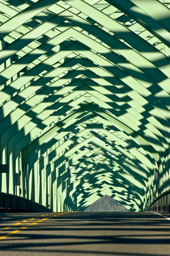 无人,竖图,室外,白天,正面,高速公路,路,美国,一排,整齐,钢铁,地形,桥,方向,排列,绿色,摄影,建造,双黄线,队列,奥勒冈,彩图,旅行,建筑结构,bj175