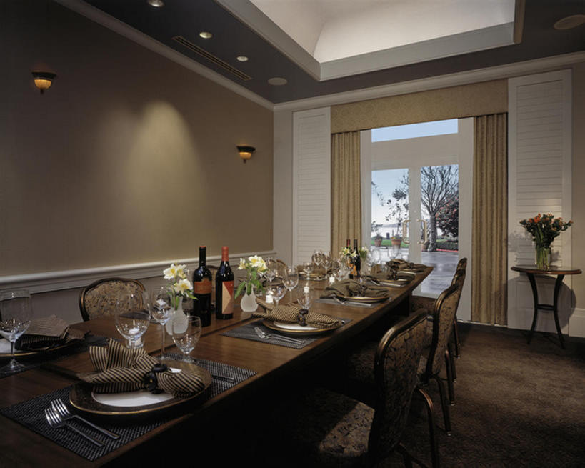 葡萄酒,无人,家,横图,室内,时尚,晚餐,餐桌,窗户,窗帘,家具,桌子,餐具,椅子,美国,一排,整齐,饭厅,房屋,食品,干净,现代,饮食,餐饮,饮料,排列,摄影,贵宾,膳食,队列,房地产,彩图,餐馆,当代,bj175