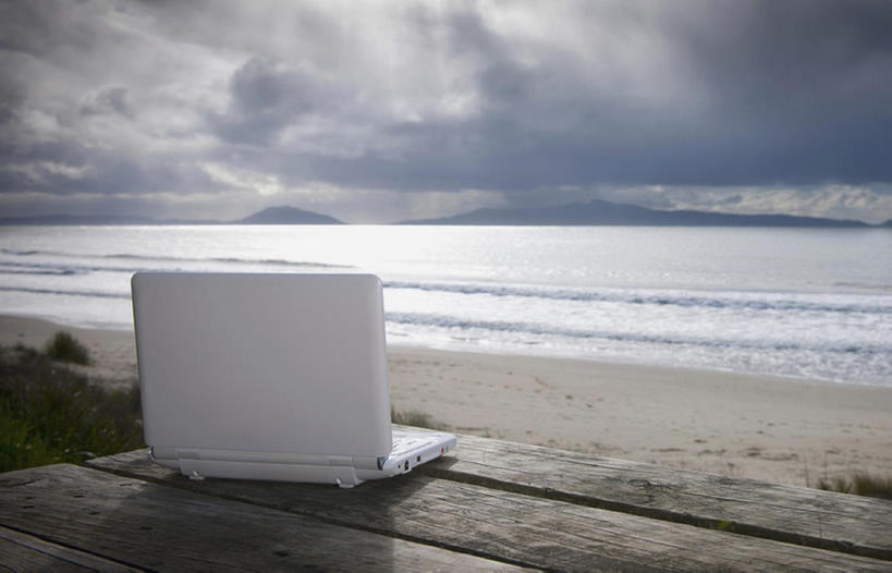 无人,横图,室外,白天,留白,商务,笔记本电脑,技术,海洋,水,桌子,澳大利亚,信息,木制,沙子,海岸线,云,风景,天空,自然,波浪,概念,摄影,网上冲浪,霍巴特,罕见,想法,荒僻,偏僻,偏远,冷僻,计算机,海滩,彩图,海港,bj175