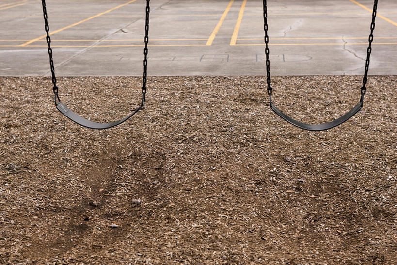 无人,操场,横图,室外,白天,留白,城市,美国,对称,粉末,泥土,混凝土,一对,水泥,两个,荡秋千,休闲,粉,乐趣,童年,摄影,活动,铁环,锁链,链条,束缚,都市风光,限制,佛罗里达,约束,粉状,粉剂,圣奥古斯丁,休闲活动,彩图,bj175