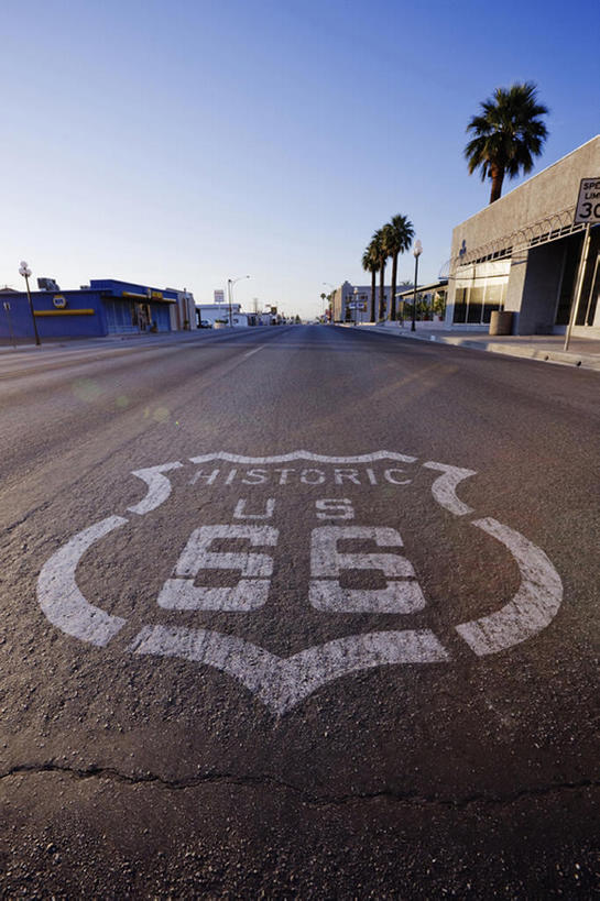 无人,竖图,室外,白天,留白,消失点,城市,高速公路,建筑,街道,路,美国,标志,直线,城镇,蓝色,蓝天,天空,运输,摄影,北美,都市风光,加利福尼亚,66号公路,彩图,旅行,bj175