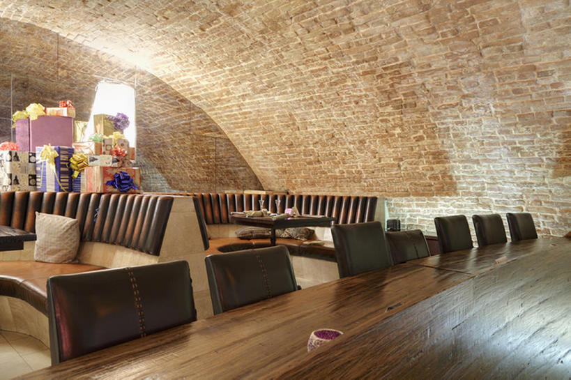 无人,酒吧,横图,室内,家具,城市,一排,整齐,木制,棍子,砖,饮食,座位,排列,摄影,生活方式,简单,队列,夜总会,莫斯科,俄罗斯联邦,会堂,休闲活动,彩图,建筑结构,bj175