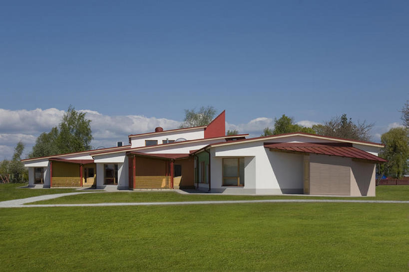 无人,学校,教学楼,横图,室外,白天,留白,草地,草坪,窗户,门,建筑,爱沙尼亚,教育,现代,校园,草,树,蓝色,绿色,蓝天,天空,绿地,教室,摄影,建造,简单,彩图,教学大楼,小学,当代,建筑结构,bj175