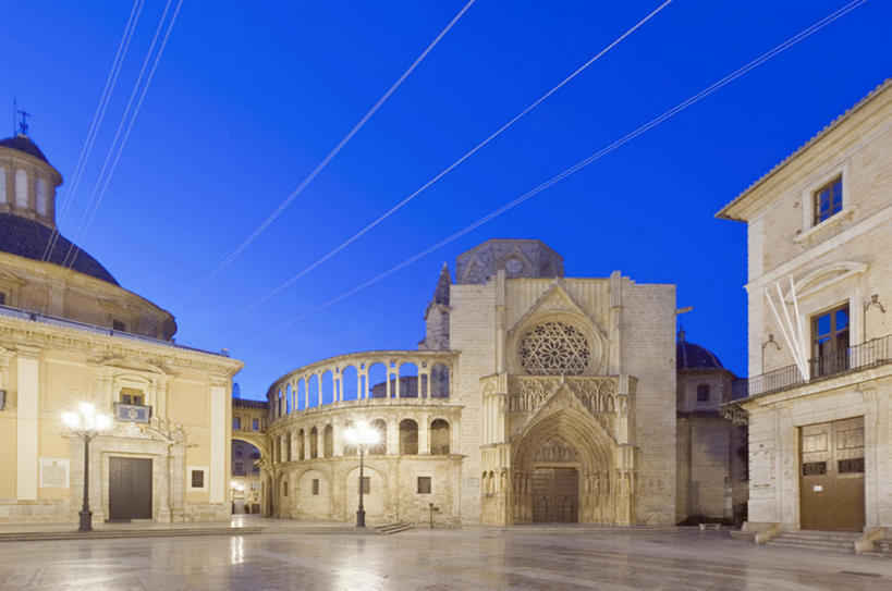 无人,教堂,横图,室外,夜晚,留白,旅游,度假,城市,建筑,西班牙,欧洲,黎明,古典,娱乐,享受,休闲,放松,摄影,宗教,建造,照亮,高雅,罗马式,基督教,南欧,大道,哥特式风格,伊比利亚半岛,巴伦西亚,彩图,旅行,大教堂,礼拜堂,建筑结构,bj175