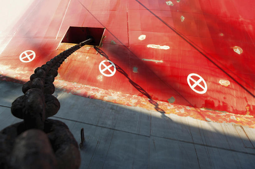 无人,横图,室外,特写,白天,仰视,船,停靠,钢铁,金属,器材,红色,摄影,锚,铁环,颜料,锁链,链条,束缚,停泊,限制,缆绳,约束,彩图,低角度拍摄,海港,干船坞,bj175