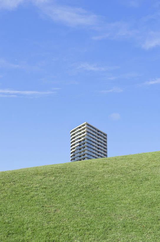 无人,竖图,室外,白天,留白,草地,草坪,建筑,现代,草,蓝色,绿色,蓝天,天空,绿地,办公大楼,摄影,彩图,高层建筑,当代,bj175