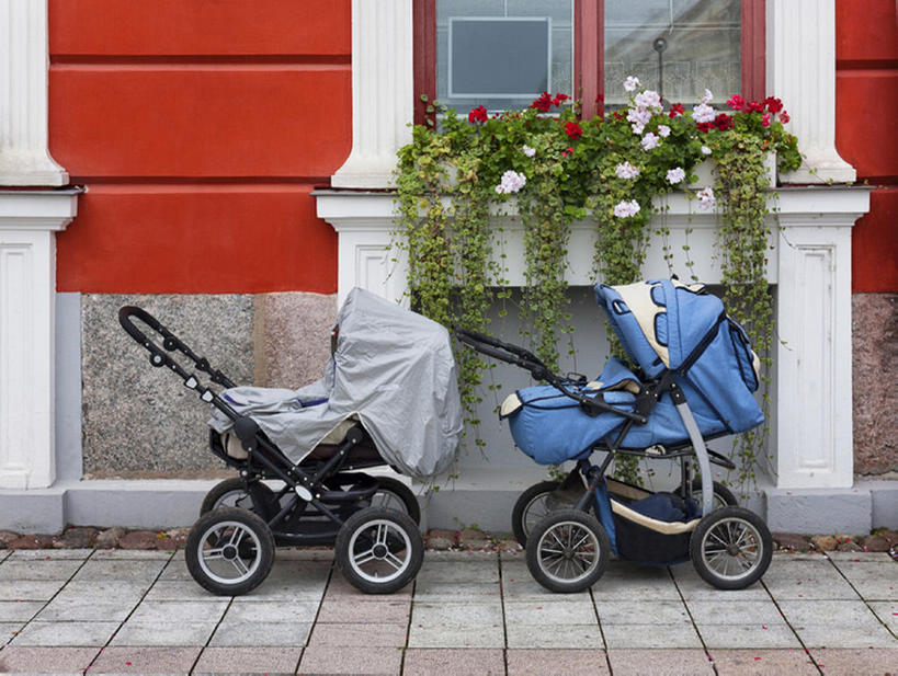 无人,家,横图,室外,白天,窗户,建筑,街道,欧洲,爱沙尼亚,装饰,房屋,人行道,建筑物,婴儿车,花,排列,摄影,建造,彩图,门廊,bj175