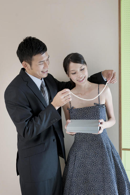 东方人,两个人,夫妻,家,笑,微笑,露齿笑,竖图,室内,白天,正面,爱情,快乐,幸福,礼物,珠宝,台湾,中国,亚洲,套装,庆祝,珍珠,公寓,领带,浪漫,拿着,首饰盒,盒子,恩爱,恋人,摄影,生活方式,生日礼物,东亚,陪同,台北,陪伴,异性恋,男人,男性,年轻男性,年轻女性,女人,女性,亚洲人,中国人,年轻人,夫妇,情侣,彩图,爱,深情,给予,伴侣,伴随,bj175