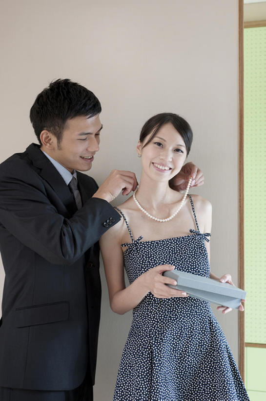 东方人,两个人,夫妻,家,笑,微笑,露齿笑,竖图,室内,白天,正面,爱情,快乐,幸福,礼物,珠宝,台湾,中国,亚洲,套装,庆祝,珍珠,公寓,领带,浪漫,拿着,首饰盒,盒子,恩爱,恋人,摄影,生活方式,生日礼物,肖像,东亚,陪同,台北,陪伴,异性恋,男人,男性,年轻男性,年轻女性,女人,女性,亚洲人,中国人,年轻人,夫妇,情侣,彩图,爱,深情,给予,伴侣,伴随,bj175