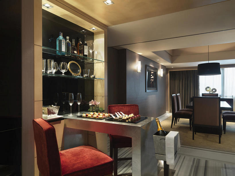 葡萄酒,无人,家,横图,室内,烹饪,时尚,餐桌,窗户,地板,家具,桌子,酒店,椅子,一排,整齐,饭厅,房屋,料理,食品,酒架,开胃菜,干净,现代,菜肴,美食,饮食,建筑物,食物,排列,摄影,佳肴,高雅,住房,风格,照明设备,队列,华贵,房地产,香槟杯,设计,彩图,当代,开味小菜,开胃小菜,前菜,bj175