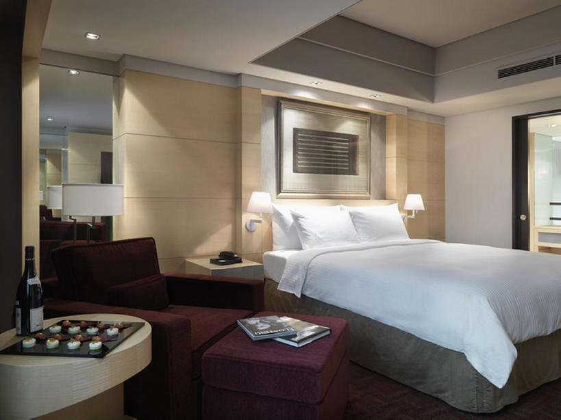 无人,家,横图,室内,烹饪,时尚,床,地板,卧室,建筑,酒店,一排,整齐,房屋,双人床,料理,食品,开胃菜,餐盘,茶几,干净,现代,菜肴,美食,饮食,建筑物,灯,酒瓶,食物,排列,红色,白色,灯罩,床头柜,灯具,枕头,摄影,佳肴,照亮,扶手椅,住房,风格,羽绒被,照明设备,队列,华贵,房地产,设计,书,彩图,当代,客房服务,开味小菜,开胃小菜,前菜,bj175