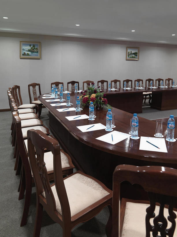 无人,办公室,会议室,竖图,室内,商务,椅子,一排,许多,准备,整齐,会议,木制,会议桌,水瓶,很多,排列,摄影,照亮,顺序,企业,公司,队列,彩图,bj175