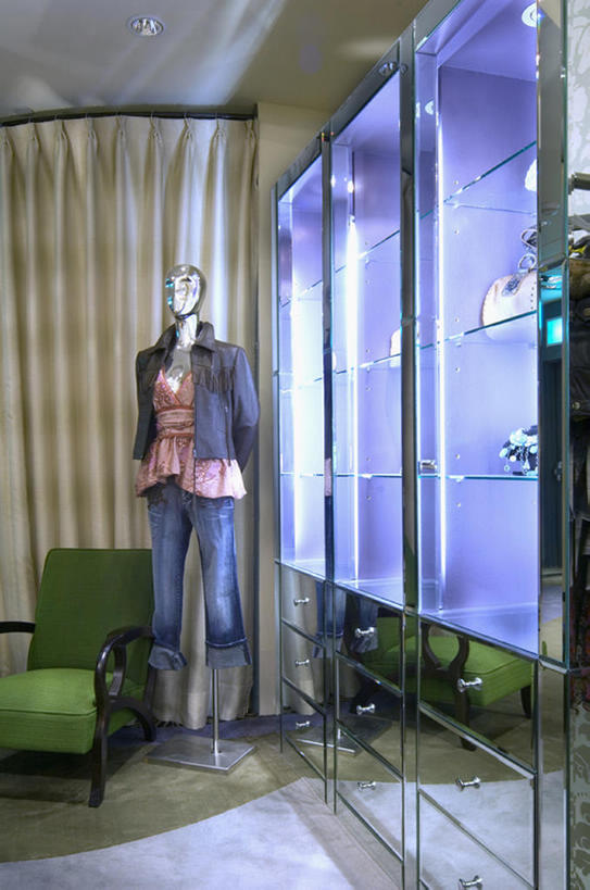 无人,商店,竖图,室内,商务,时尚,消费,城市,建筑,椅子,装饰,商品,光,干净,现代,布置,架子,建筑物,衣服,紫色,装饰物,零售,摄影,照亮,扶手椅,风格,服装店,华贵,百货公司,时装模特,设计,彩图,当代,bj175