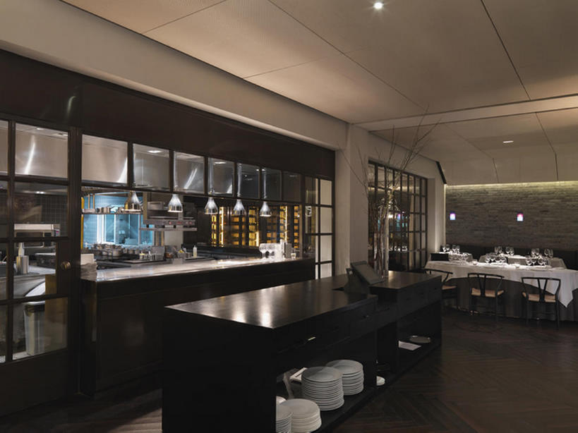 无人,横图,室内,时尚,餐桌,厨房,家具,桌子,一排,整齐,饭厅,灶台,干净,现代,排列,盘子,摄影,住房,风格,队列,华贵,设计,彩图,灶间,餐馆,当代,商用厨房,bj175