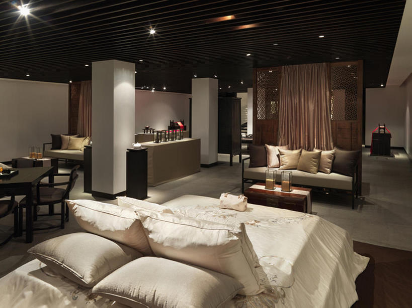 无人,横图,室内,床,家具,屏风,沙发,卧室,酒店,一排,整齐,装饰,双人床,干净,现代,排列,装饰物,枕头,摄影,协调,高雅,舒适,住房,遮挡,风格,队列,华贵,房地产,分隔,古典风格,软垫,美化,陈列室,彩图,bj175