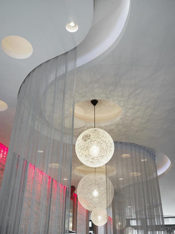 无人,酒吧,竖图,室内,仰视,时尚,窗帘,天花板,建筑,酒店,一排,整齐,干净,现代,吊灯,建筑物,排列,装饰物,灯具,球体,摄影,电灯,照亮,风格,照明设备,队列,房地产,夜总会,设计,彩图,低角度拍摄,当代,细线,bj175