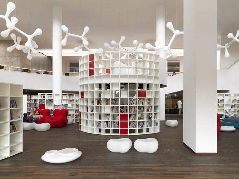 无人,图书馆,横图,室内,时尚,建材,地板,书架,建筑,椅子,欧洲,荷兰,一排,整齐,材料,木板,木材,圆柱,地面,干净,现代,木地板,架子,建筑物,座位,木柴,排列,白色,休闲,摄影,建造,木料,生活方式,风格,队列,选择,浏览室,收集,阿姆斯特丹,硬木,设计,书,休闲活动,彩图,书库,图书库,当代,公共图书馆,阅览室,bj175