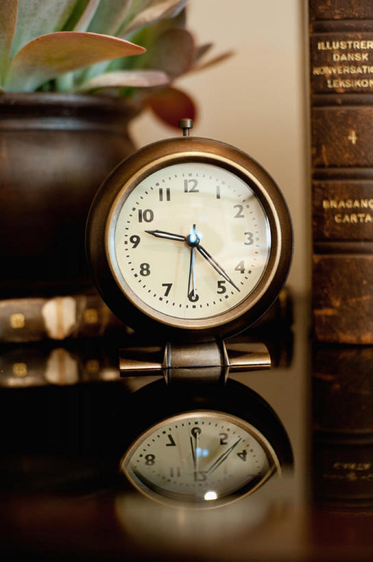 无人,竖图,室内,特写,桌子,闹钟,一排,整齐,时间,反射,数字,房屋,褐色,排列,摄影,生活方式,高雅,风格,队列,房地产,计时工具,书,钟,彩图,bj175