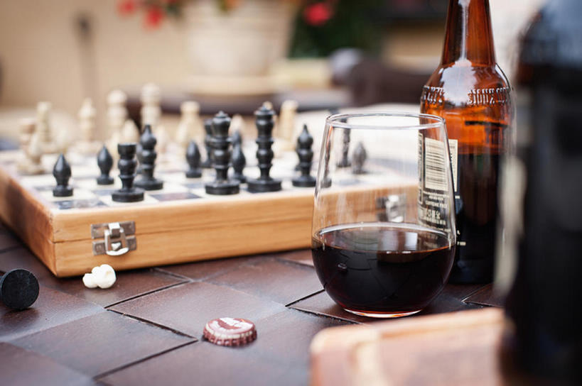 葡萄酒,无人,横图,特写,竞争,桌子,美国,酒类,娱乐,酒瓶,棋子,棋盘,国际象棋,摄影,葡萄酒杯,挑战,策略,技能,想法,彩图,bj175